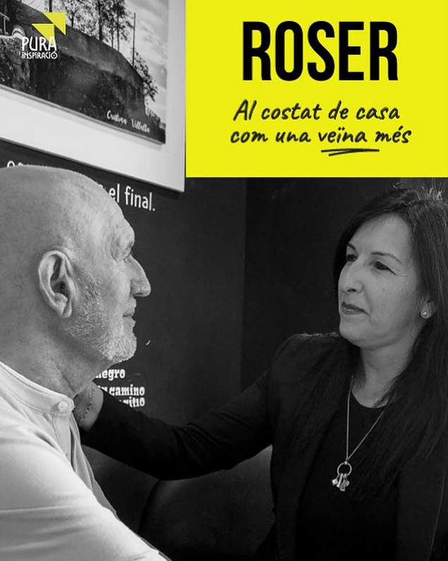Cartel de la campaña Al costat de casa en un escaparate de Sant Boi